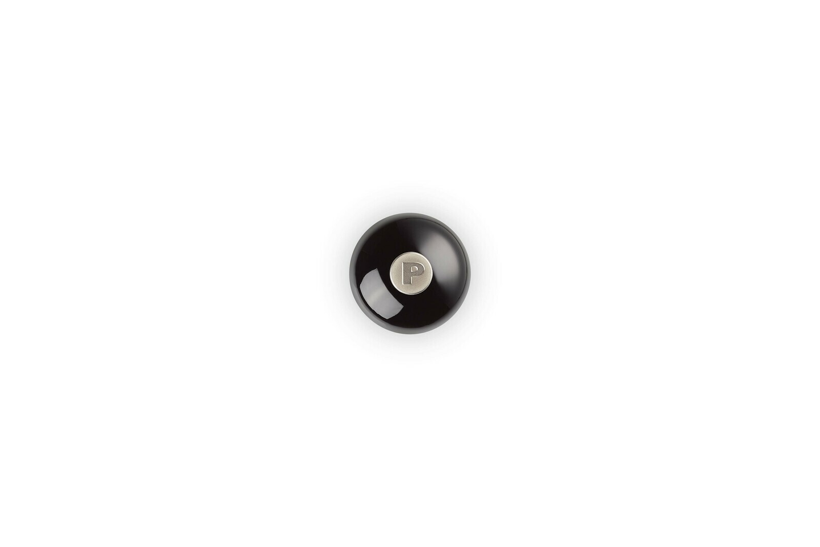 Ansicht von oben auf eine glänzende schwarze Pfeffermühle mit einem silbernen Knopf in der Mitte, der mit einem 'P' gekennzeichnet ist.