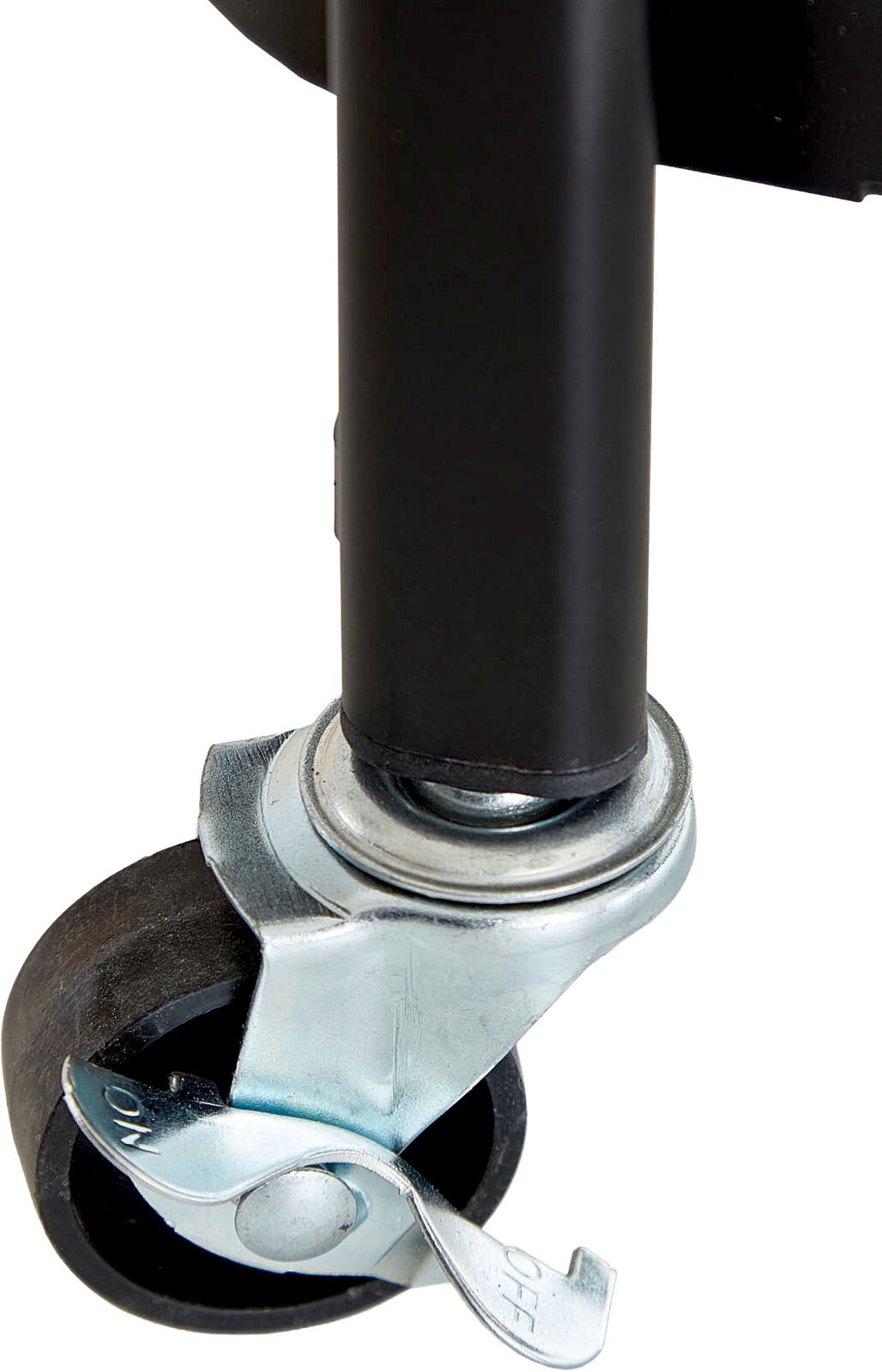 Nahaufnahme eines schwarzen Lenkrollenrads mit Metallgabel und Feststellbremse an einem schwarzen Rohr, seitliche Perspektive vor weißem Hintergrund