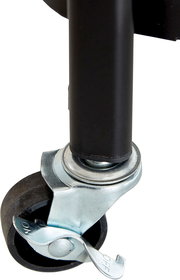 Nahaufnahme eines schwarzen Lenkrollenrads mit Metallgabel und Feststellbremse an einem schwarzen Rohr, seitliche Perspektive vor weißem Hintergrund