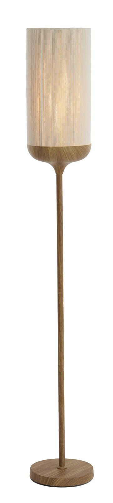 Moderne Stehlampe mit zylindrischem, cremefarbenem Stoffschirm und Holzfuß, frontal in voller Höhe freigestellt auf weißem Hintergrund