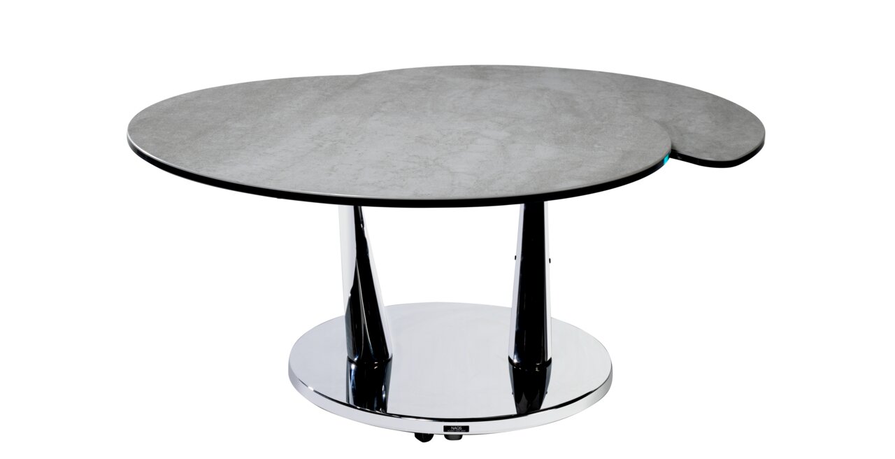 Moderner Couchtisch mit runder, grauer Tischplatte und verchromtem Sockel, seitliche Perspektive
