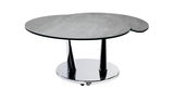 Moderner Couchtisch mit runder, grauer Tischplatte und verchromtem Sockel, seitliche Perspektive
