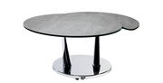 Moderner Couchtisch mit runder, grauer Tischplatte und verchromtem Sockel, seitliche Perspektive