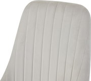 Nahaufnahme der hellgrauen, gepolsterten Stuhllehne mit vertikalen Steppnähten, frontal leicht von links fotografiert.