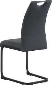 Dunkelgrauer, gepolsterter Freischwinger-Stuhl mit Stoffbezug und schwarzem Metallgestell, Rückansicht in leichter Seitenperspektive vor weißem Hintergrund