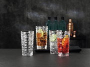 Drei Longdrinkgläser Bossa Nova mit verschiedenen Getränken und Eiswürfeln, von vorne betrachtet, auf einem dunklen Tisch vor einem unscharfen Hintergrund.