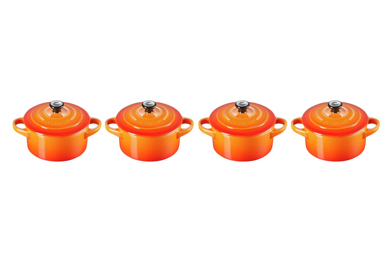 LE CREUSET Mini-Cocotte 4er-Set 10cm Ofenrot Vier ofenrote Mini-Cocottes von oben betrachtet, gleichmäßig nebeneinander angeordnet.