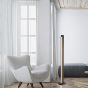 Moderne Stehleuchte PURE-LINES in einem eleganten Wohnzimmer, seitliche Perspektive.