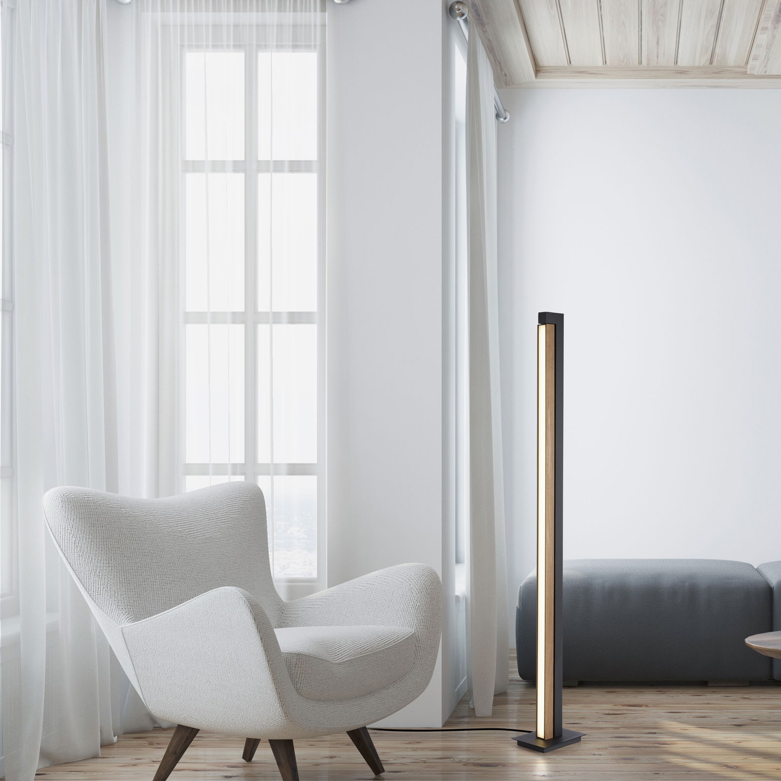 Moderne Stehleuchte PURE-LINES in einem eleganten Wohnzimmer, seitliche Perspektive.