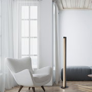 Moderne Stehleuchte PURE-LINES in einem eleganten Wohnzimmer, seitliche Perspektive.