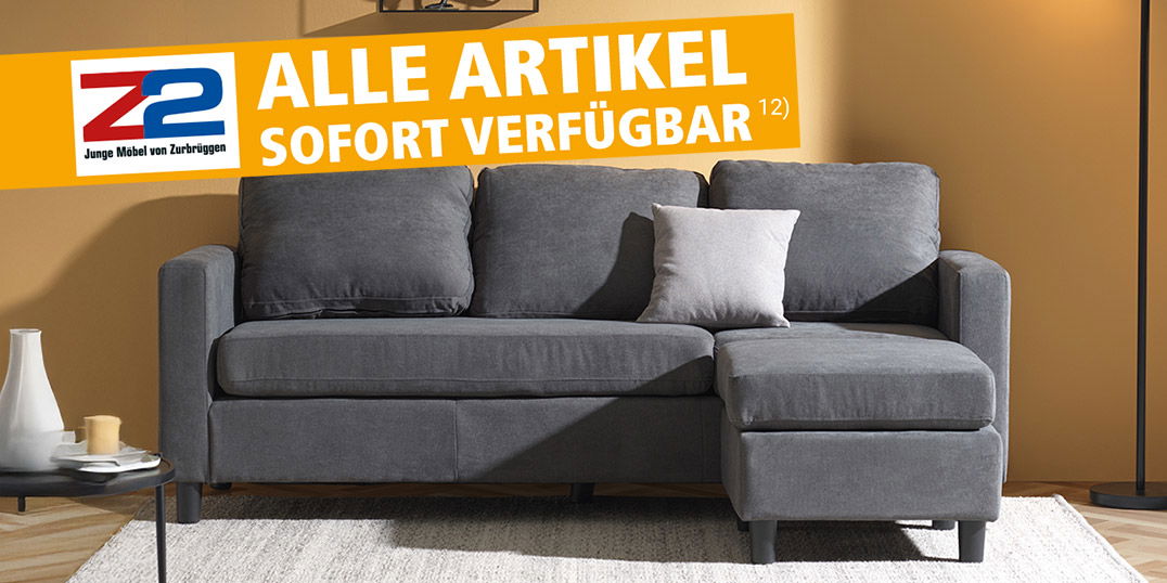 Graues Ecksofa in modernem Wohnzimmer mit gelber Wand, Teppich, Stehlampe und Wandregalen