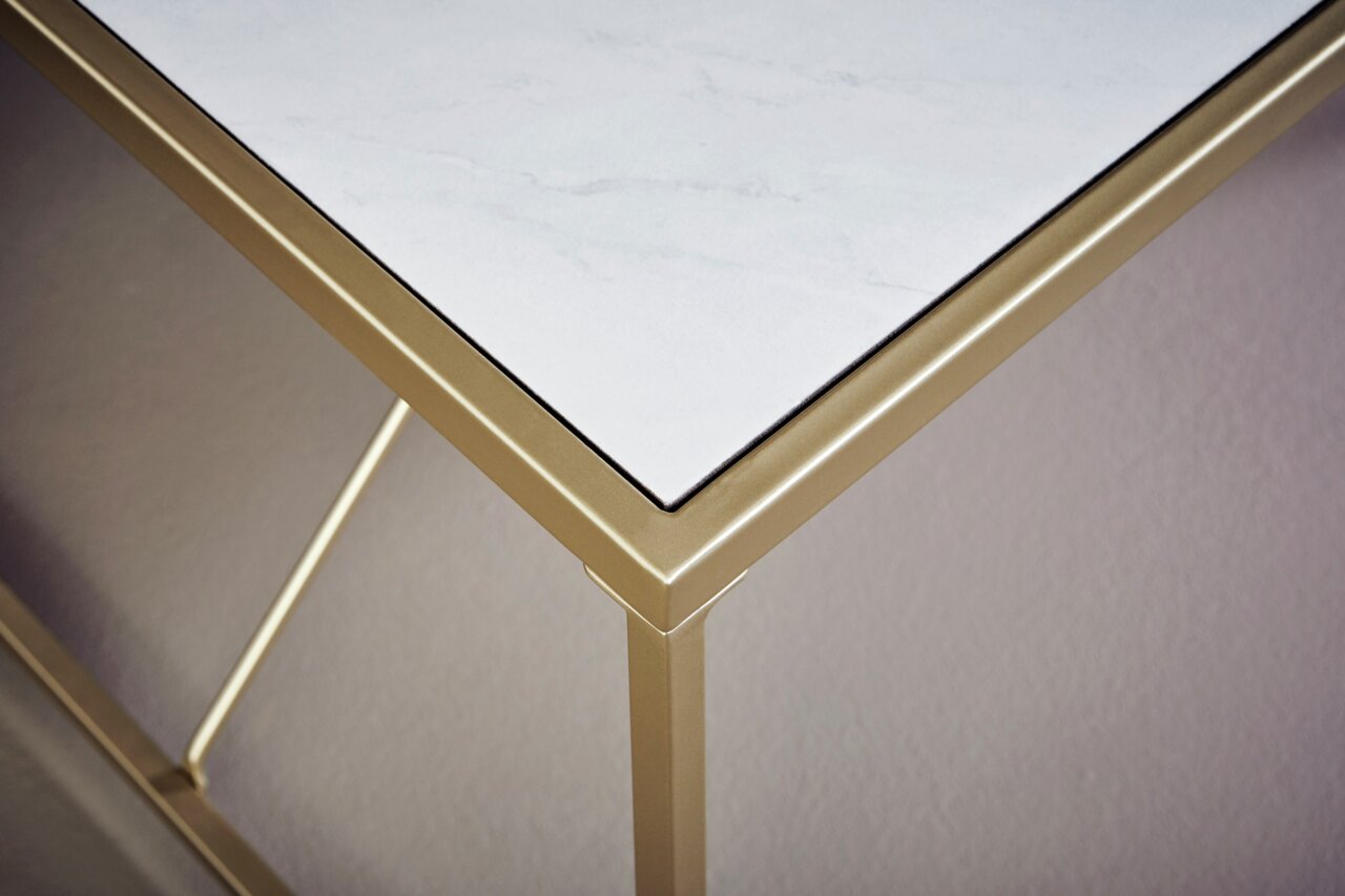 Close-up van een consoletafel met een wit marmeren blad en een gouden metalen frame, gefotografeerd vanuit vogelperspectief.