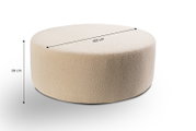 Runder, cremefarbener Bouclé-Sitzpouf/Hocker mit weicher Stoffoberfläche, Maße 103 cm Durchmesser und 39 cm Höhe, in schräger Frontansicht auf weißem Hintergrund