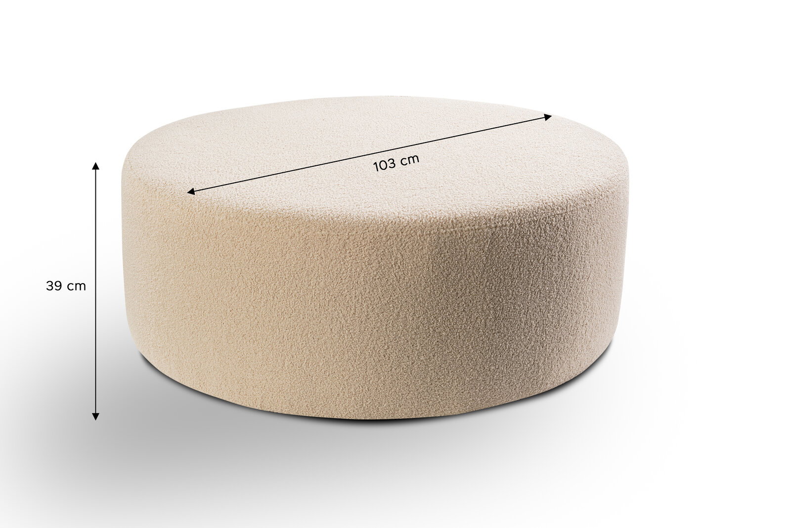 Runder, cremefarbener Bouclé-Sitzpouf/Hocker mit weicher Stoffoberfläche, Maße 103 cm Durchmesser und 39 cm Höhe, in schräger Frontansicht auf weißem Hintergrund