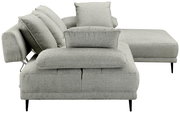 Graues Ecksofa mit mehreren Kissen, seitliche Perspektive