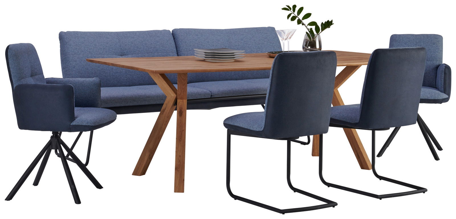 Essgruppe mit einem Holztisch und blauen Stühlen, seitliche Perspektive