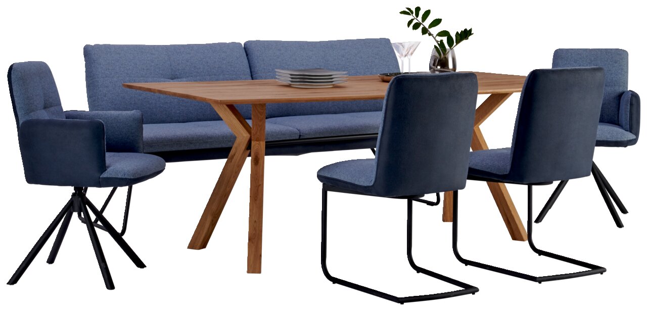 Essgruppe mit einem Holztisch und blauen Stühlen, seitliche Perspektive