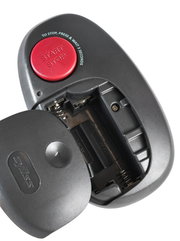 Rückseite eines schwarzen Küchen-Timers mit rotem Start/Stop-Knopf und geöffnetem Batteriefach, schräg von oben fotografiert