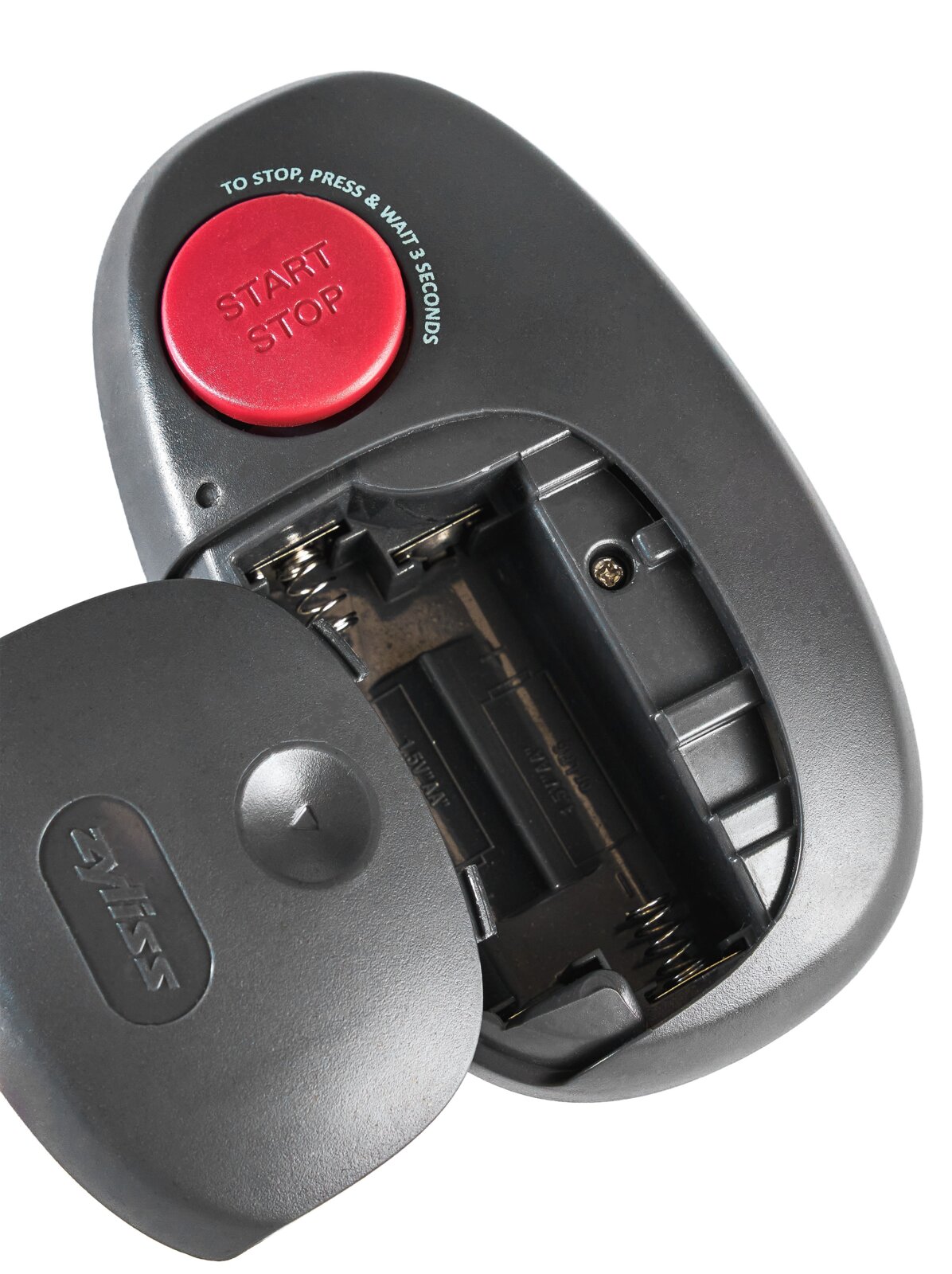 Rückseite eines schwarzen Küchen-Timers mit rotem Start/Stop-Knopf und geöffnetem Batteriefach, schräg von oben fotografiert