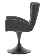 Seitenansicht eines modernen Armlehnstuhls mit schwarzem Sockel und grauem Stoffbezug.