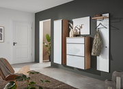 Modernes Garderoben-Set mit vier Teilen, bestehend aus einem hohen Schrank, einem Spiegel, einer Kommode und einer Wandgarderobe mit Haken und Ablage. Perspektive von schräg vorne.