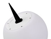 Nahaufnahme einer weißen Solar-Außenleuchte MELO mit schwarzem Erdspieß, von unten betrachtet.