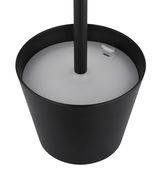 Nahaufnahme der Unterseite einer schwarzen Akku-Tischleuchte VANNIE mit USB-Anschluss.