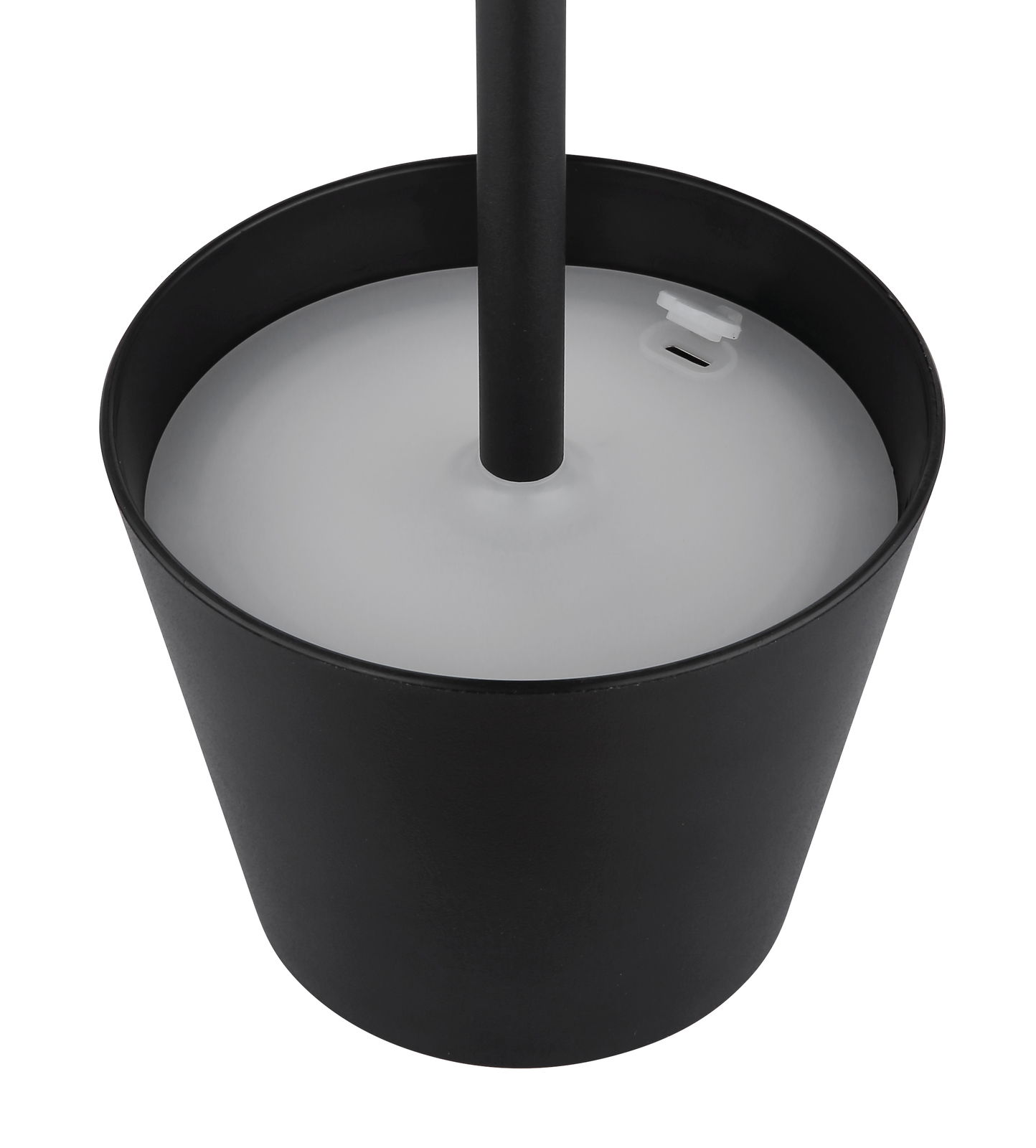 Nahaufnahme der Unterseite einer schwarzen Akku-Tischleuchte VANNIE mit USB-Anschluss.