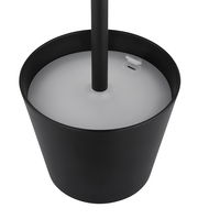 Nahaufnahme der Unterseite einer schwarzen Akku-Tischleuchte VANNIE mit USB-Anschluss.