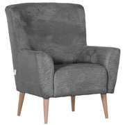 Grijze corduroy fauteuil met brede armleuningen en lichte houten poten, vrijstaand tegen een witte achtergrond, in een schuin vooraanzicht van links