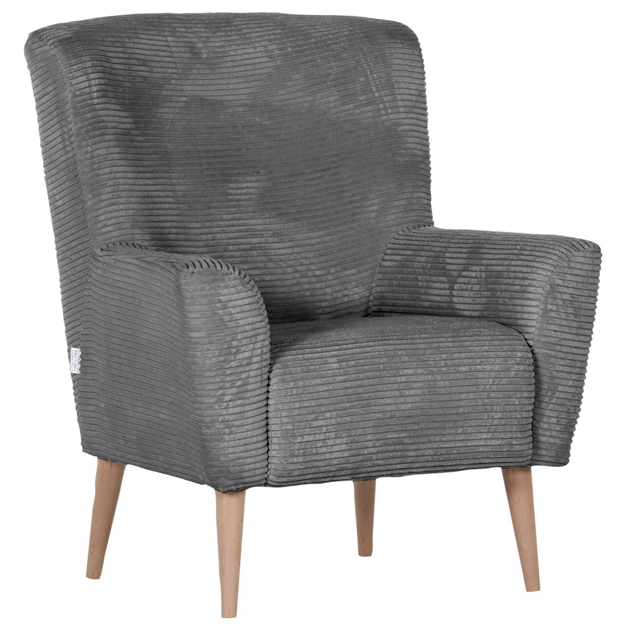 Grijze corduroy fauteuil met brede armleuningen en lichte houten poten, vrijstaand tegen een witte achtergrond, in een schuin vooraanzicht van links