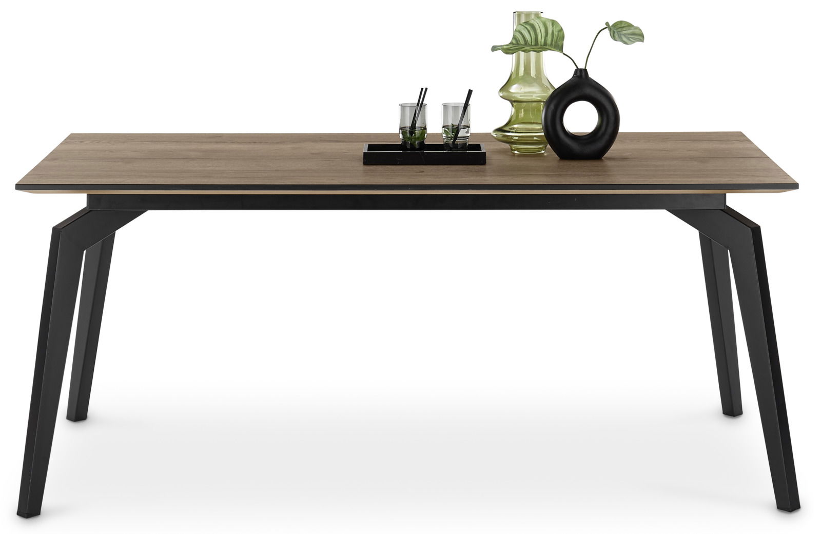Moderner Esstisch 180x90 cm mit Holzplatte und schwarzen Metallbeinen, frontal fotografiert. Dekoriert mit Glasvasen und Gläsern.