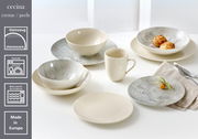 Tiefer Teller aus Steinzeug in Creme/Perle, präsentiert in einer Tischszene von oben.