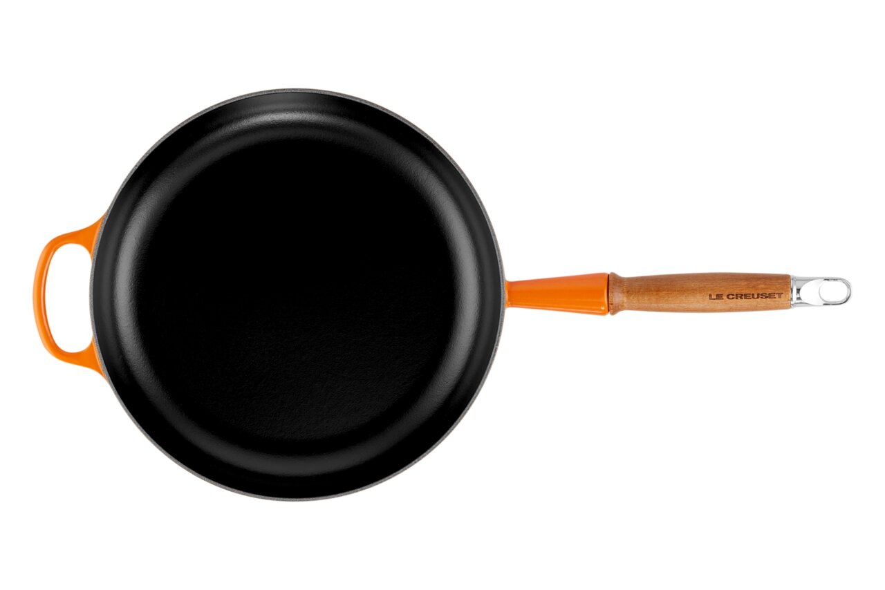 Bakpan in ovenrood met houten handvat, bovenaanzicht
