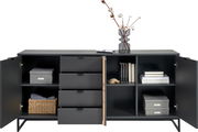 XL-Sideboard in dunklem Design mit offenen Türen und Schubladen, dekoriert mit Büchern, Körben und einer Vase, Frontalansicht