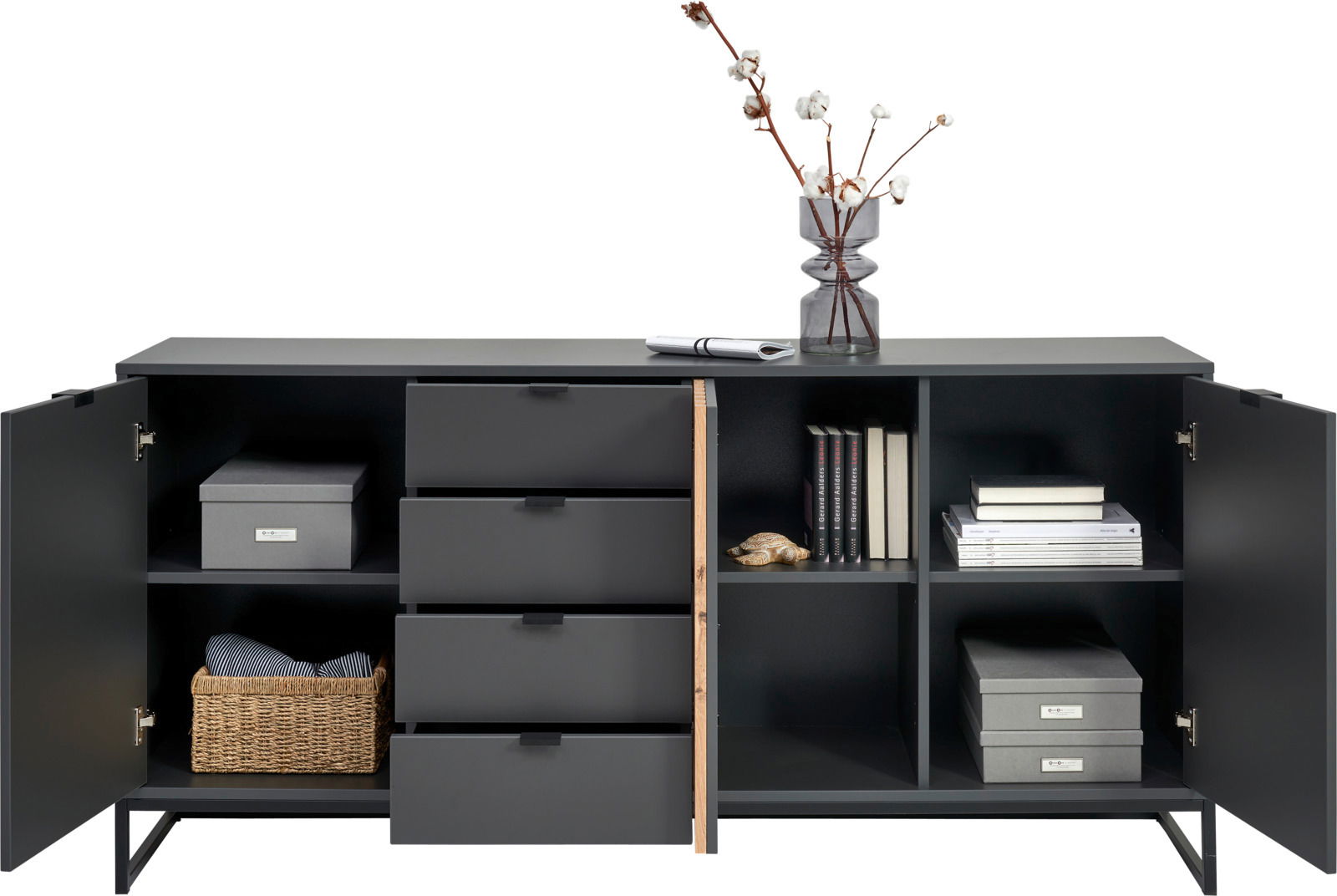 XL-Sideboard in dunklem Design mit offenen Türen und Schubladen, dekoriert mit Büchern, Körben und einer Vase, Frontalansicht