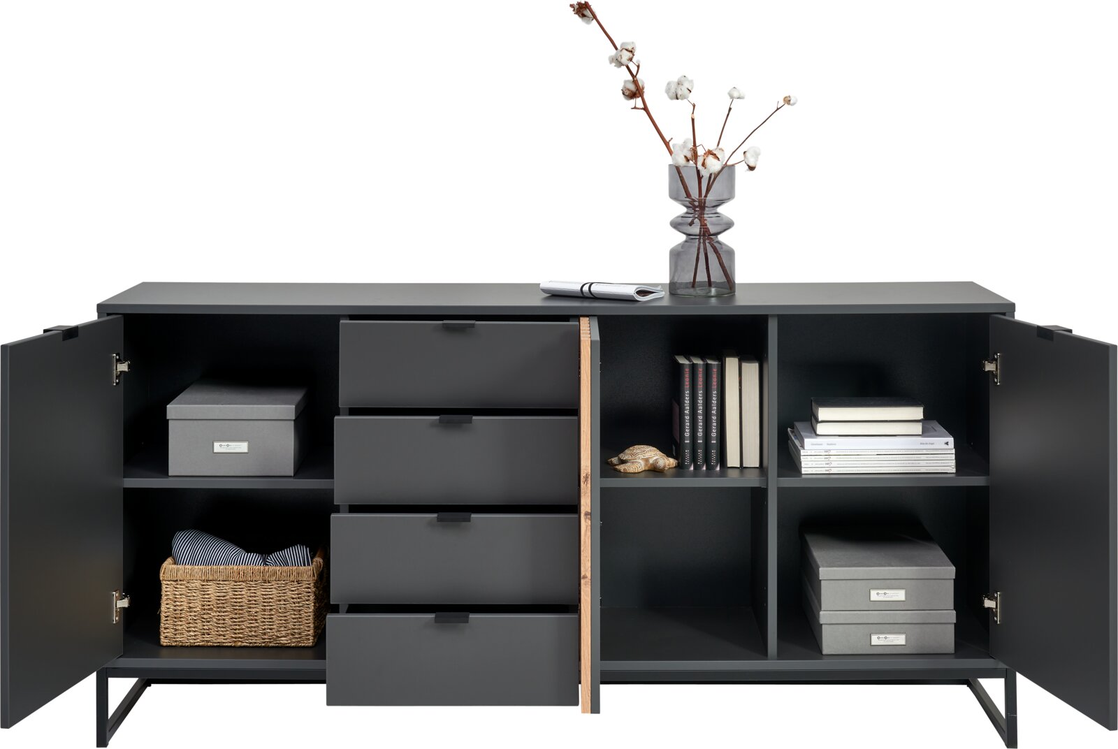 XL-Sideboard in dunklem Design mit offenen Türen und Schubladen, dekoriert mit Büchern, Körben und einer Vase, Frontalansicht