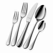 Set aus poliertem Edelstahlbesteck, bestehend aus Gabel, Messer, Löffel, Kuchengabel und Teelöffel, in schräger Draufsicht.