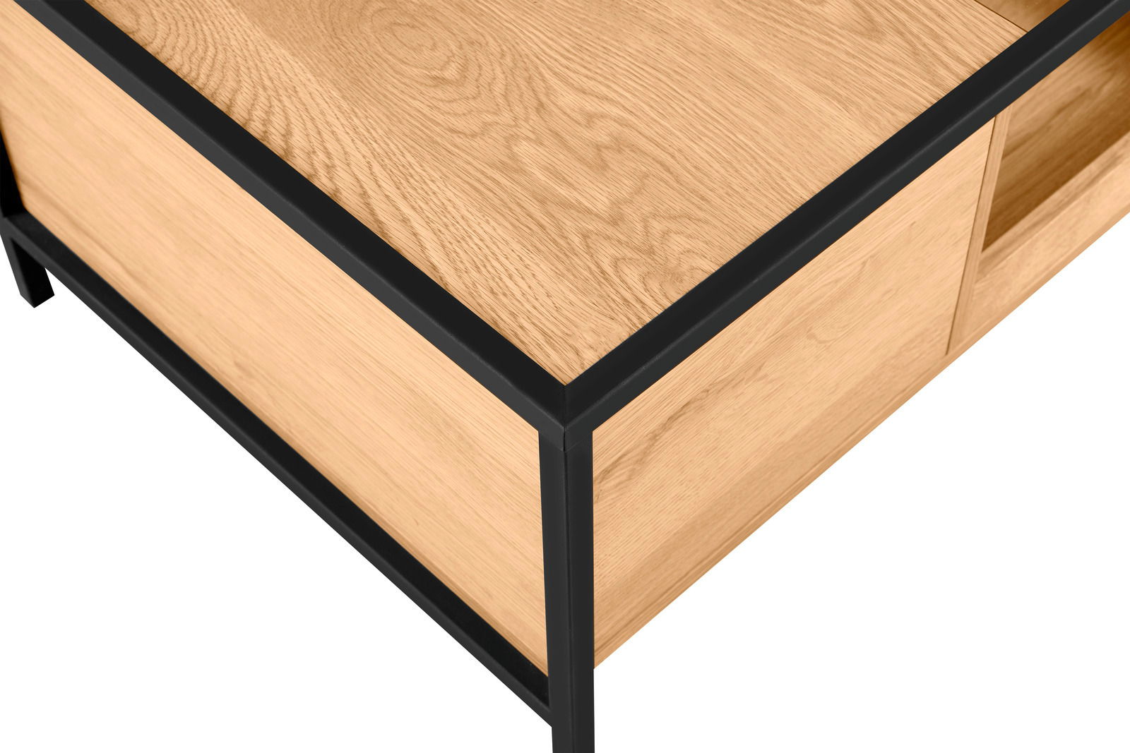 Nahaufnahme eines Couchtisches mit Holzoberfläche und schwarzem Metallrahmen, aus der Vogelperspektive fotografiert.