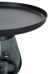 Detailaufnahme eines runden, schwarzen Tablett-Tischchens mit leicht erhöhtem Rand und rauchgrauem Glasfuß, schräg von oben auf weißem Hintergrund