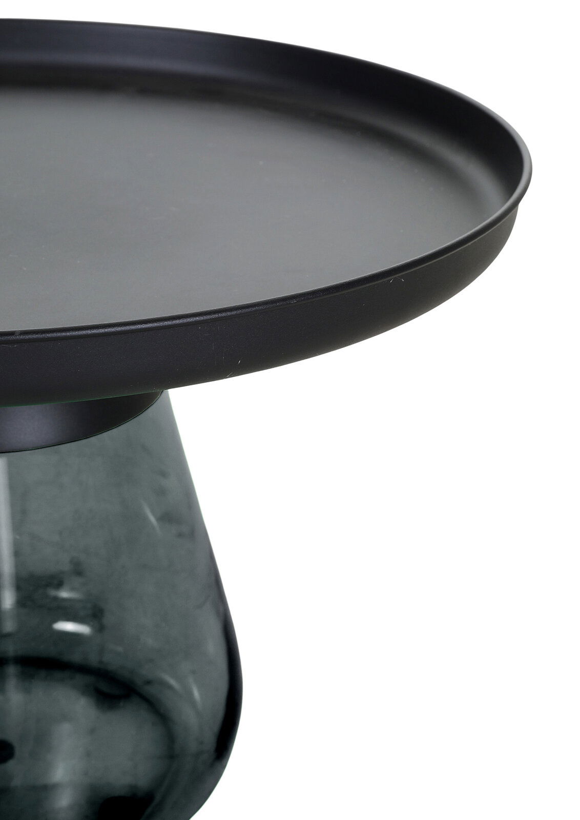 Detailaufnahme eines runden, schwarzen Tablett-Tischchens mit leicht erhöhtem Rand und rauchgrauem Glasfuß, schräg von oben auf weißem Hintergrund