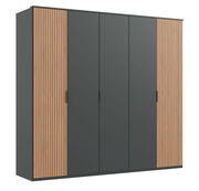 Moderner 5-türiger Drehtürenschrank mit grauen Türen und Holzlamellen an den Seiten, Frontalansicht