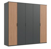 Moderner 5-türiger Drehtürenschrank mit grauen Türen und Holzlamellen an den Seiten, Frontalansicht