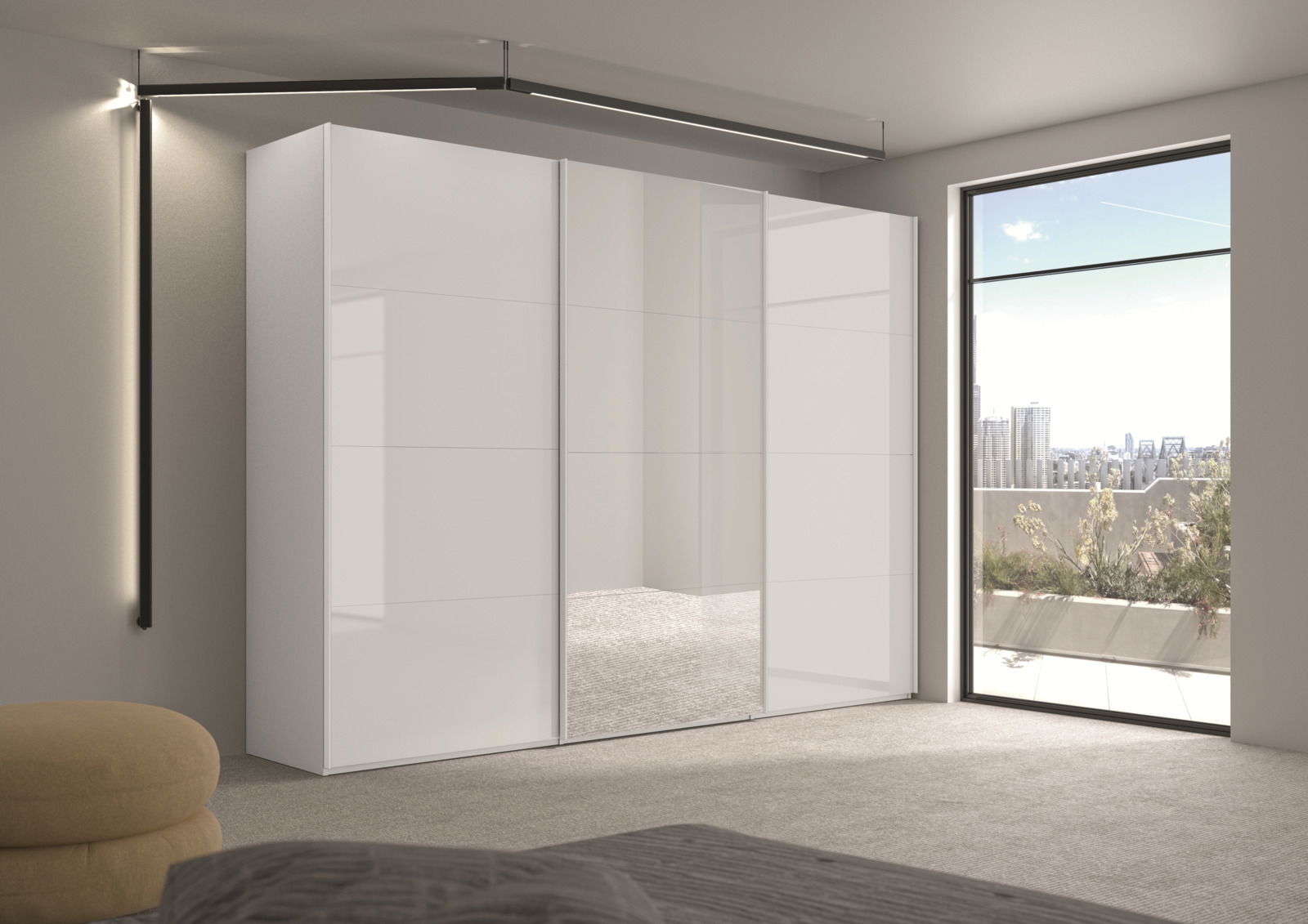 Moderner Schwebetürenschrank in einem hellen Raum mit Blick auf die Stadt, seitliche Perspektive.