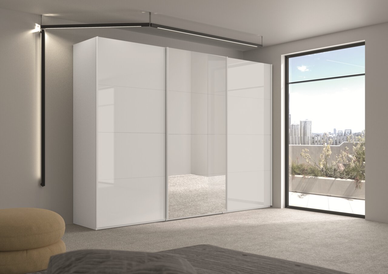 Moderner Schwebetürenschrank in einem hellen Raum mit Blick auf die Stadt, seitliche Perspektive.