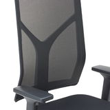 Rückansicht eines modernen Drehstuhls mit Netzrückenlehne und Armlehnen, seitliche Perspektive