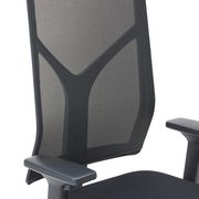 Rückansicht eines modernen Drehstuhls mit Netzrückenlehne und Armlehnen, seitliche Perspektive