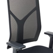 Rückansicht eines modernen Drehstuhls mit Netzrückenlehne und Armlehnen, seitliche Perspektive