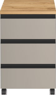Frontansicht eines Rollcontainers mit drei Schubladen, Holzoberfläche und Rollen.