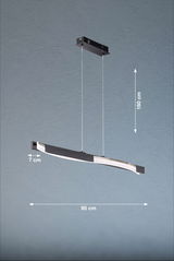 Moderne Pendelleuchte Bridge in seitlicher Perspektive, 95 cm lang, 7 cm breit, hängend an zwei Kabeln von 160 cm Länge.